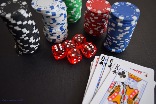 Casino-Jetons Wuerfel und Spielkarten